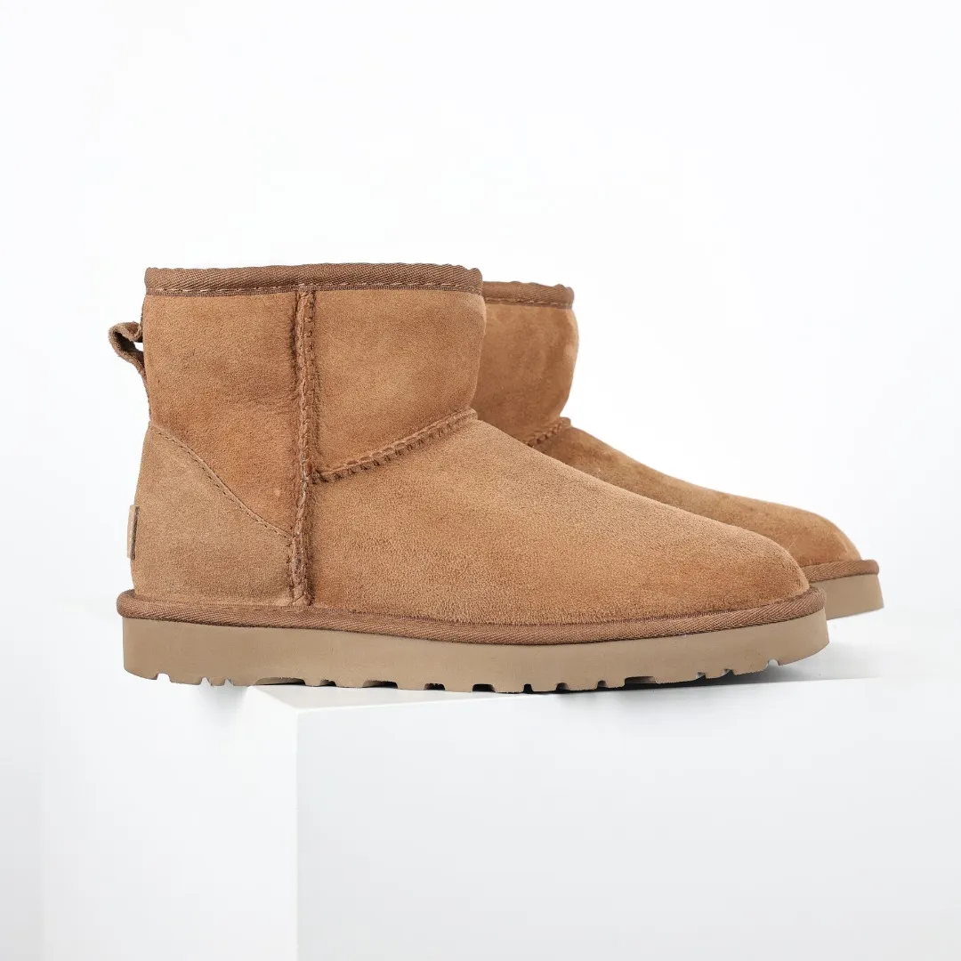 Pick up locally 💰520, core recommendation, good price, UGG Classic Mini mid-tube series, Xiaohongshu hot model, Henan Longfeng leather production, sheepskin and wool integration, top quality in the market, 2-3 cm cashmere insole, keeping warm in winter, suitable for home use. In the new year, uug launched a style series, which is partially biased towards the preferences of young consumers, and has also been at the forefront of fashion trends. Shoe body material, water-repellent coated suede upper 17mm UGGPURE™ implanted wool insole Lightweight non-slip comfortable rubber outsole With brand LOGO Trademark Comes with full packaging Size: 35 36 37 38 39 40